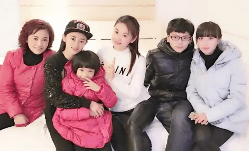 在这样一个重男轻女的家庭中,徐婷和其他的姐妹都过着一种和弟弟截然