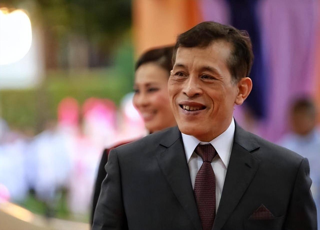 17岁提帮功更新官方照,西装笔挺越来越帅,复制粘贴