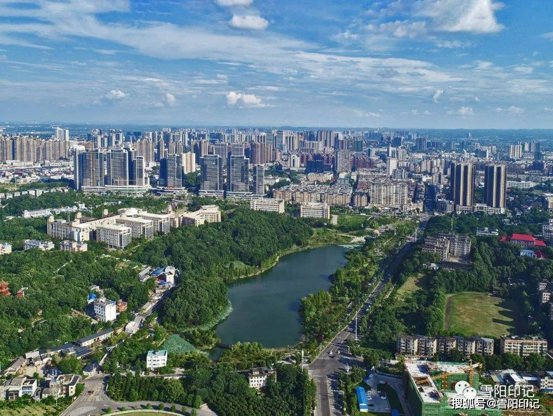 岳塘区因地理,地形,地势等特点,是一个全域近山亲水的生态之区.