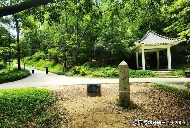 广州92年前立的界碑石，在这5A景区内发现，许多游客不知