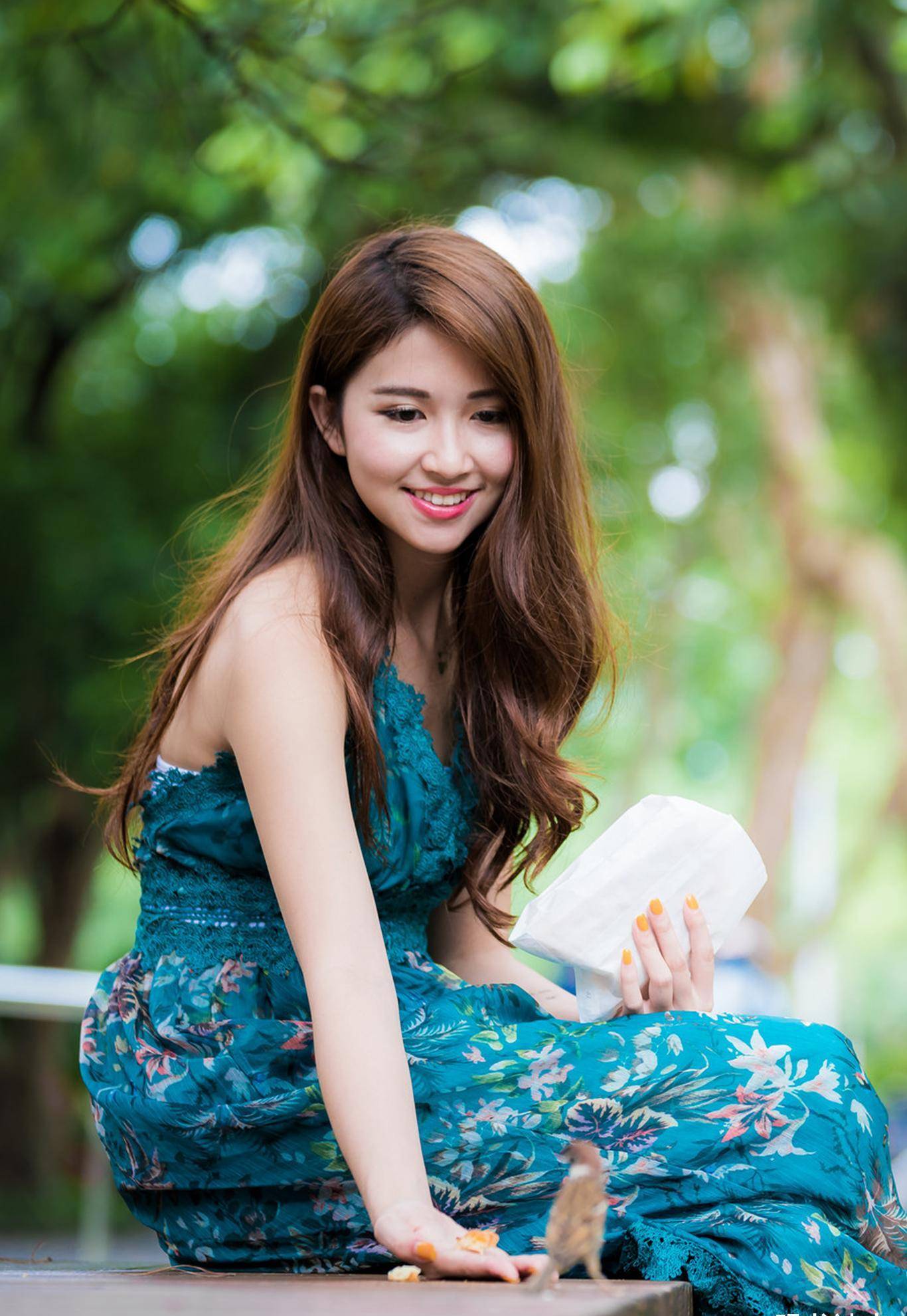 穿露背吊带连体裤的台姑娘,甜甜的笑容给人一种温柔似水的感觉_长裙