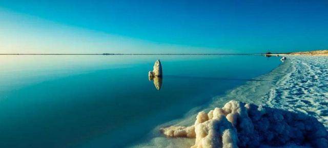 “天空之境”察尔汗盐湖：士兵24小时驻守，盐储量供全球吃1000年