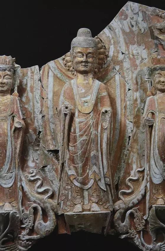 北魏佛像图例d:陕西地区出现的衣纹稠密如面条的佛衣,典型的地域特色.