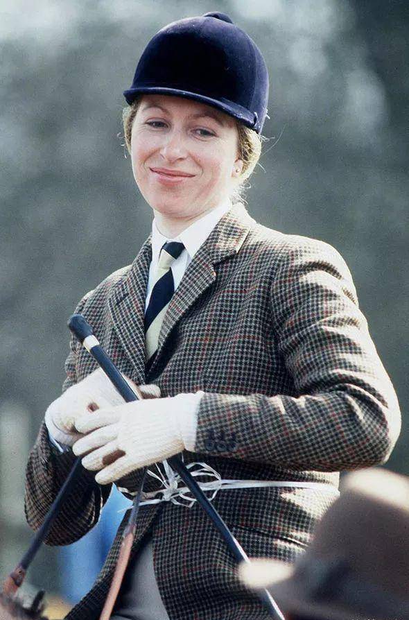 英女王外孙女扎拉,被亲妈放弃公主头衔,老公鼻子歪,惹岳母嫌弃_安妮