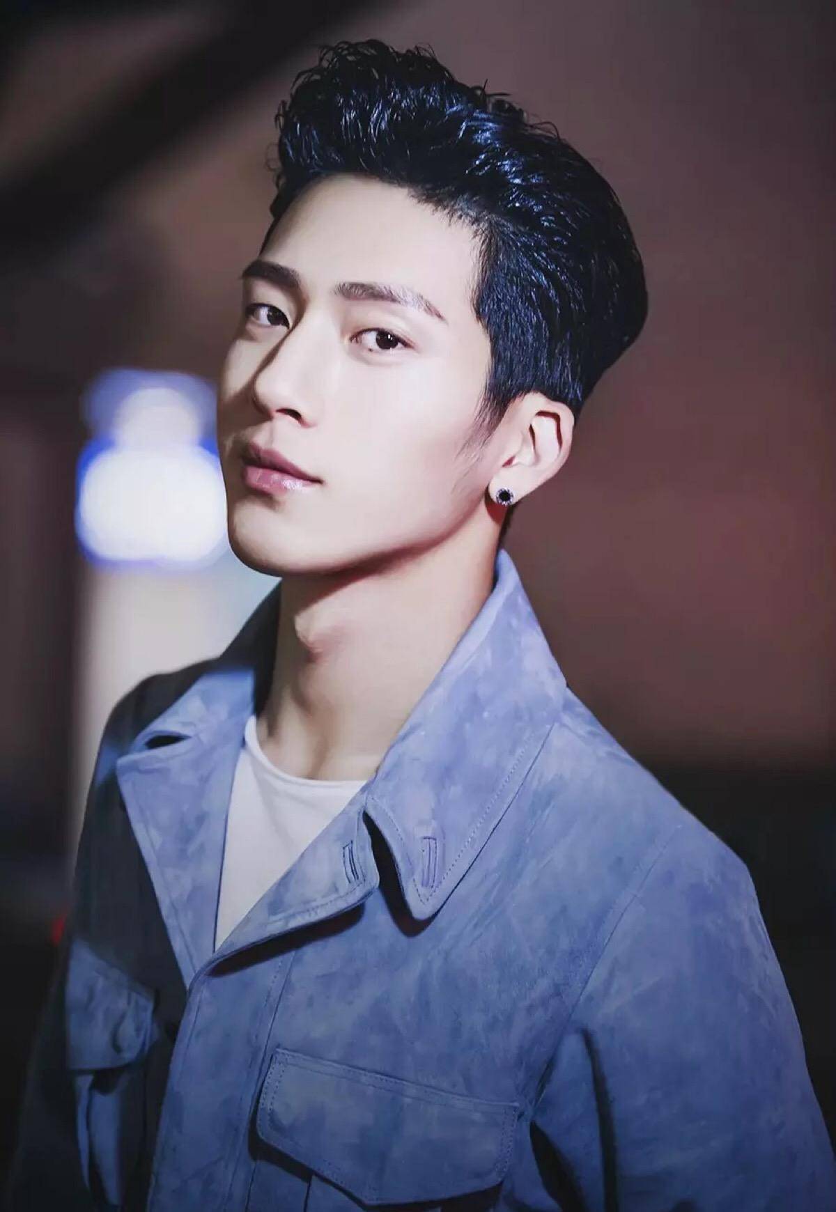 井柏然,天生丽质难自弃,惊艳的嗓音再加上五官长得十分周正,修长的