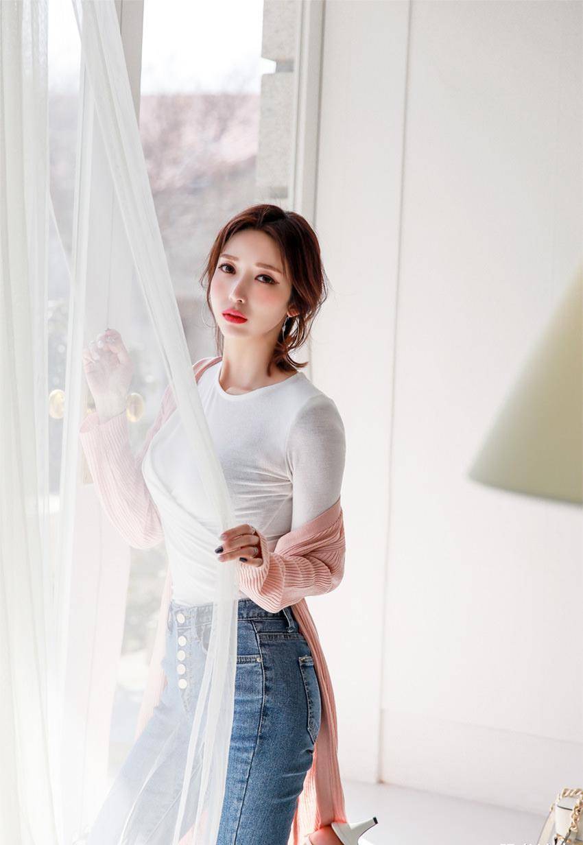 高颜值的美女模特,一身简约休闲的打扮,穿出了时尚,也展现了气质_姐姐