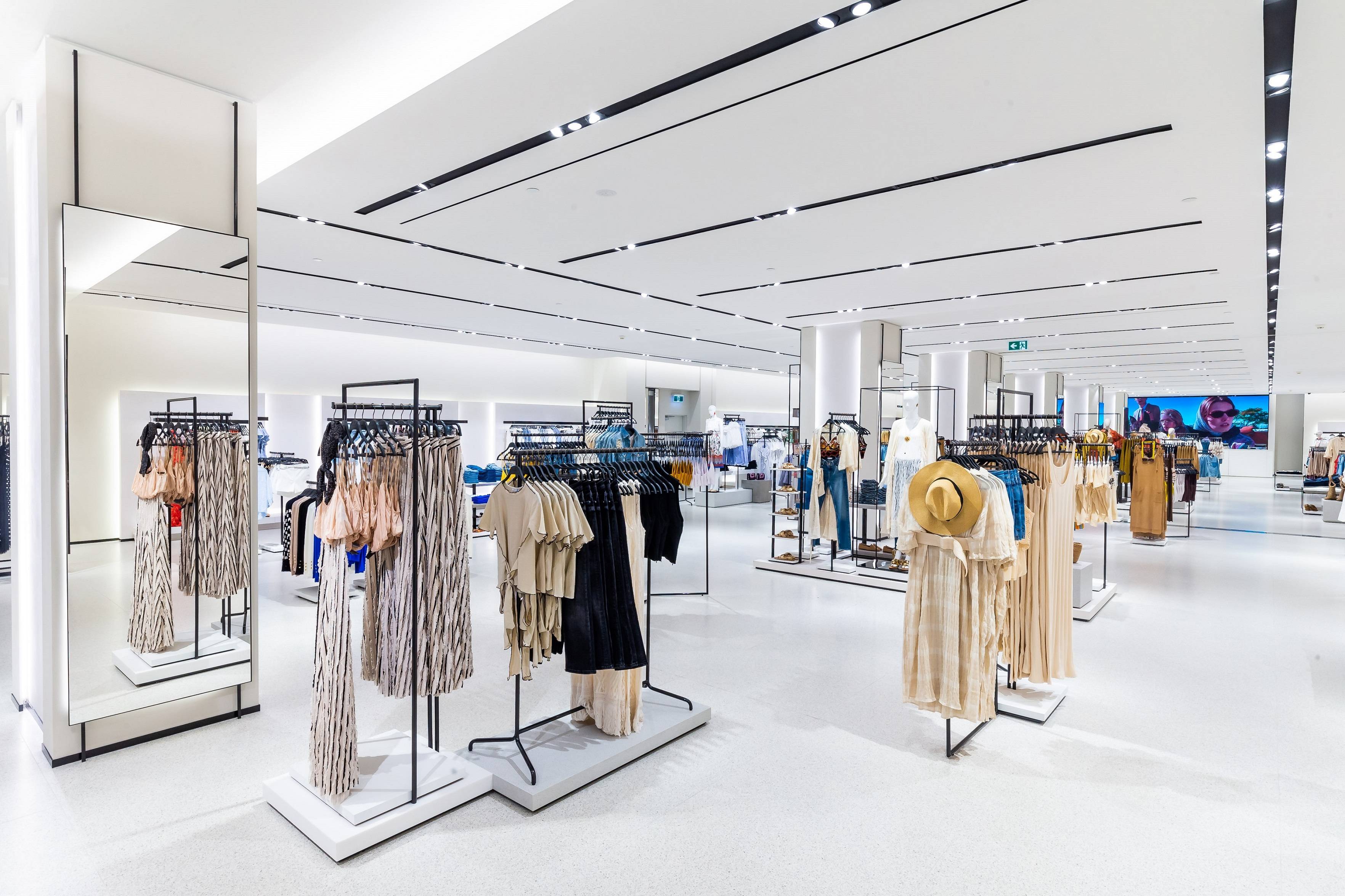 装饰和设计规格以及产品实物,所以zara可以利用各种原材料来设计服装