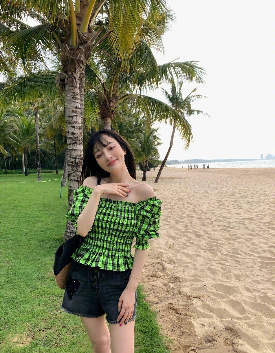 单身的李小璐真放飞,穿吊带露香肩,展现迷人笑容_时尚_身材_效果