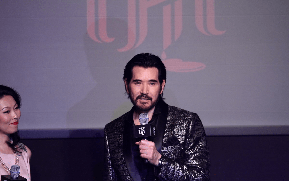 费翔首登春晚为何只有上半身?因表演被封杀14年?