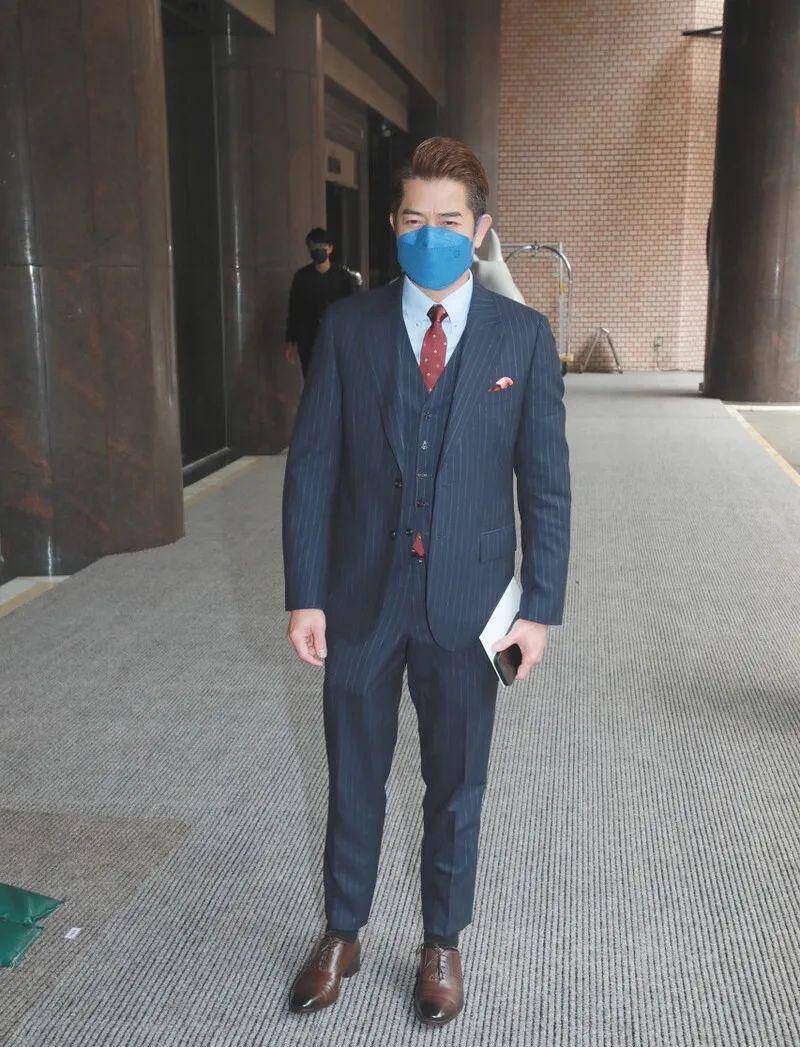 55岁郭富城与爱妻甜蜜露面,背头 西装很精神,穿出25岁的状态_造型