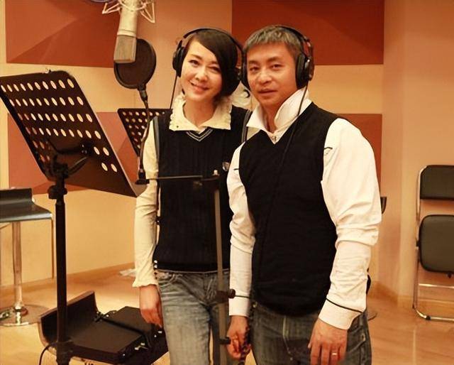 拥有着不俗的人气,她的第一任丈夫是一名导演,名字叫做王小列,王小列