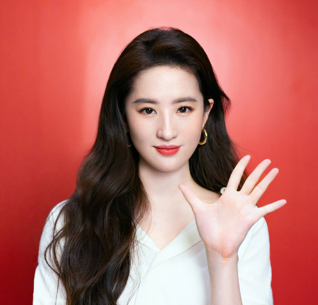 刘亦菲35岁生日当天晒美照 与狗狗合影温柔优雅-搜狐大视野-搜狐新闻