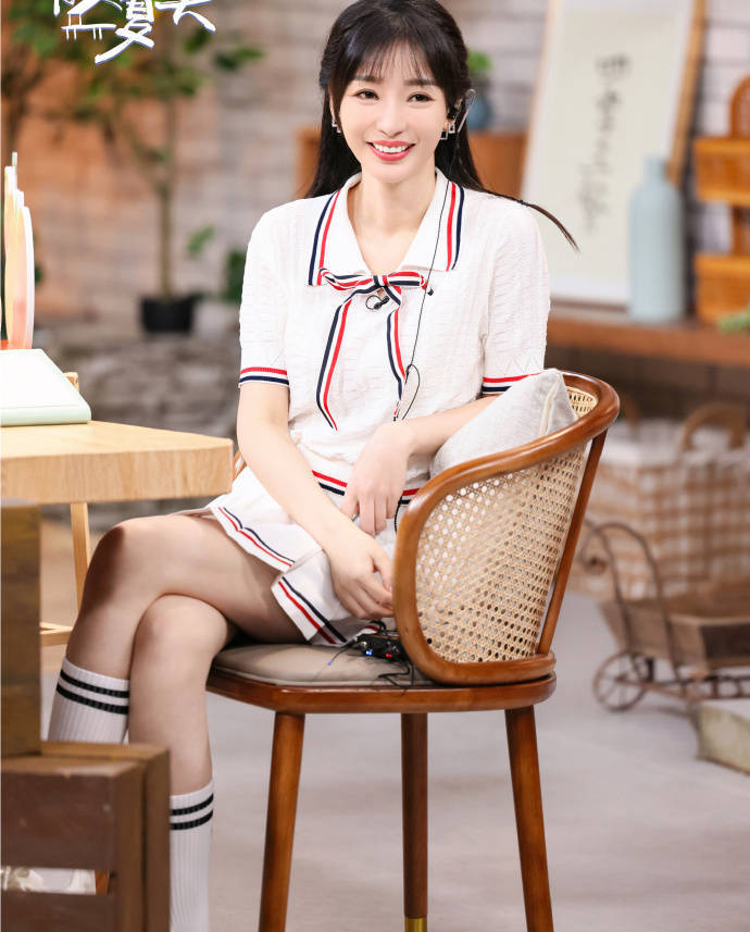 柳岩学院风造型活力四射长筒袜搭小白鞋元气十足