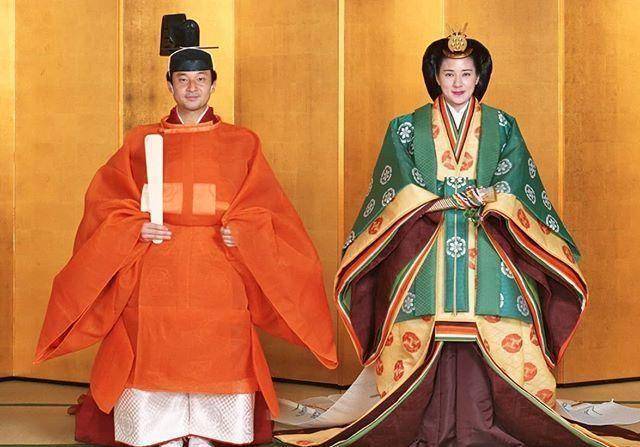 日本皇后穿小香风“破茧成蝶”！配黑裙好美，可惜粗腿遗传给公主_手机搜狐网