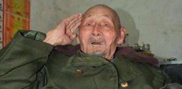 “老人”淞沪会战老兵，有个坏习惯，却活了112岁，专家都没料到