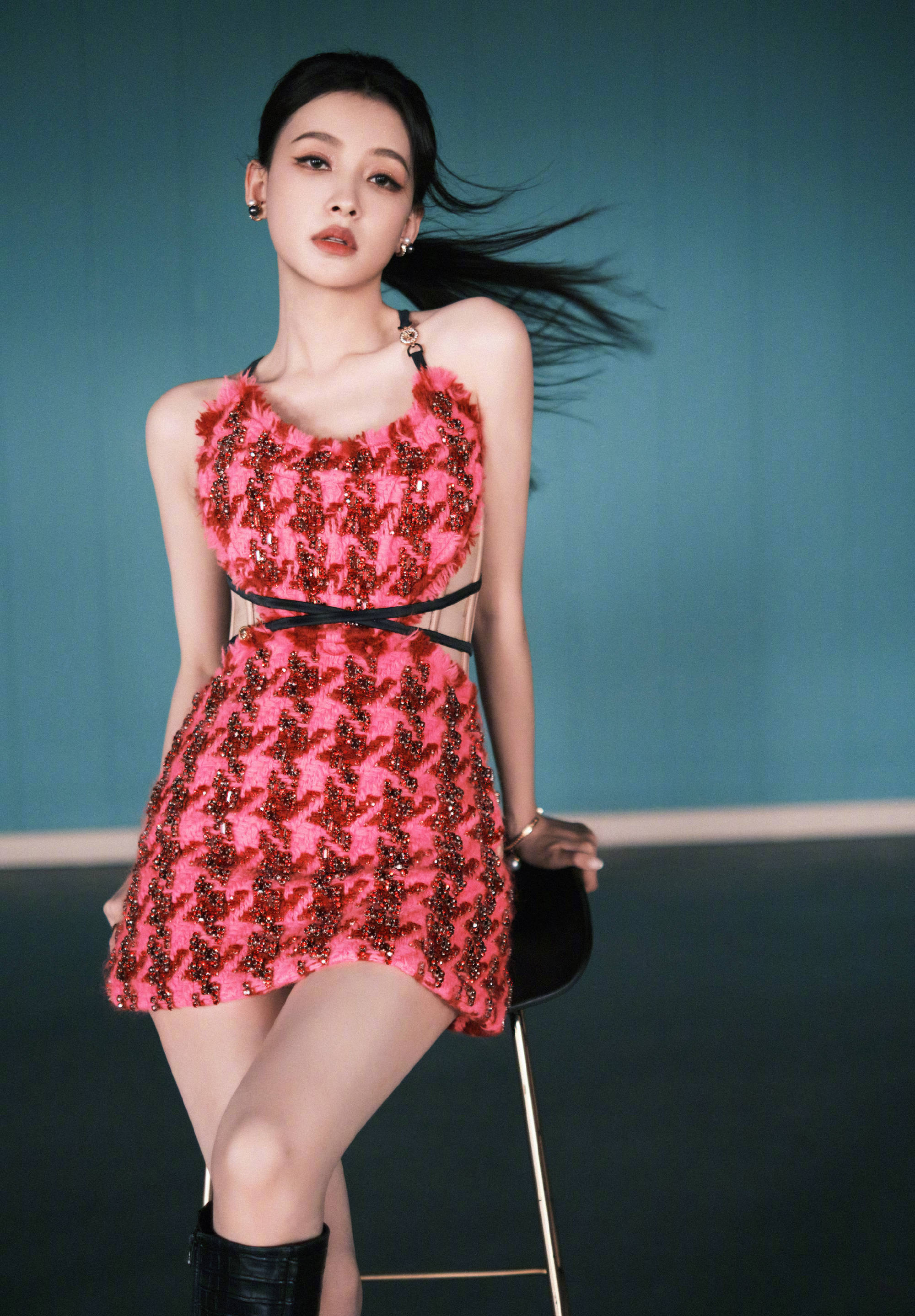 孙怡粉色千鸟格连衣裙秀身材 微露美背性感撩人_个人_社交_平台