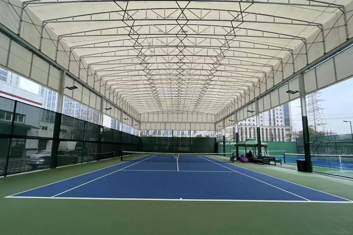 网球场安装一套电动推拉雨棚一键伸缩省时省力