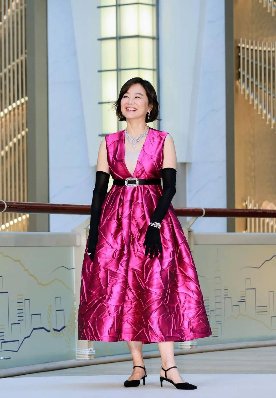 林青霞穿桃红色礼服仪态端庄眉眼带笑举止优雅