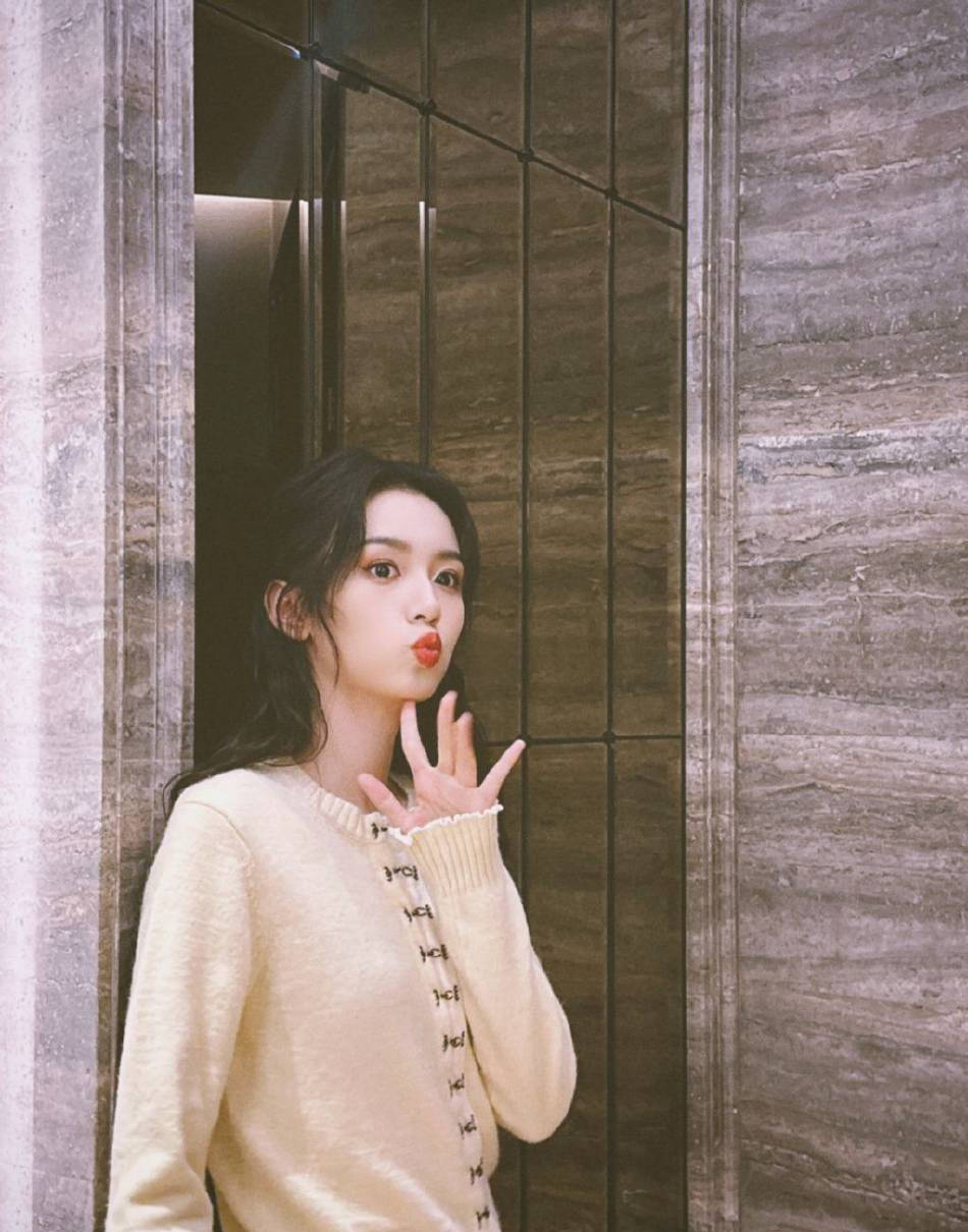 周也卷发红唇造型港韵十足嘟嘴比耶俏皮可爱