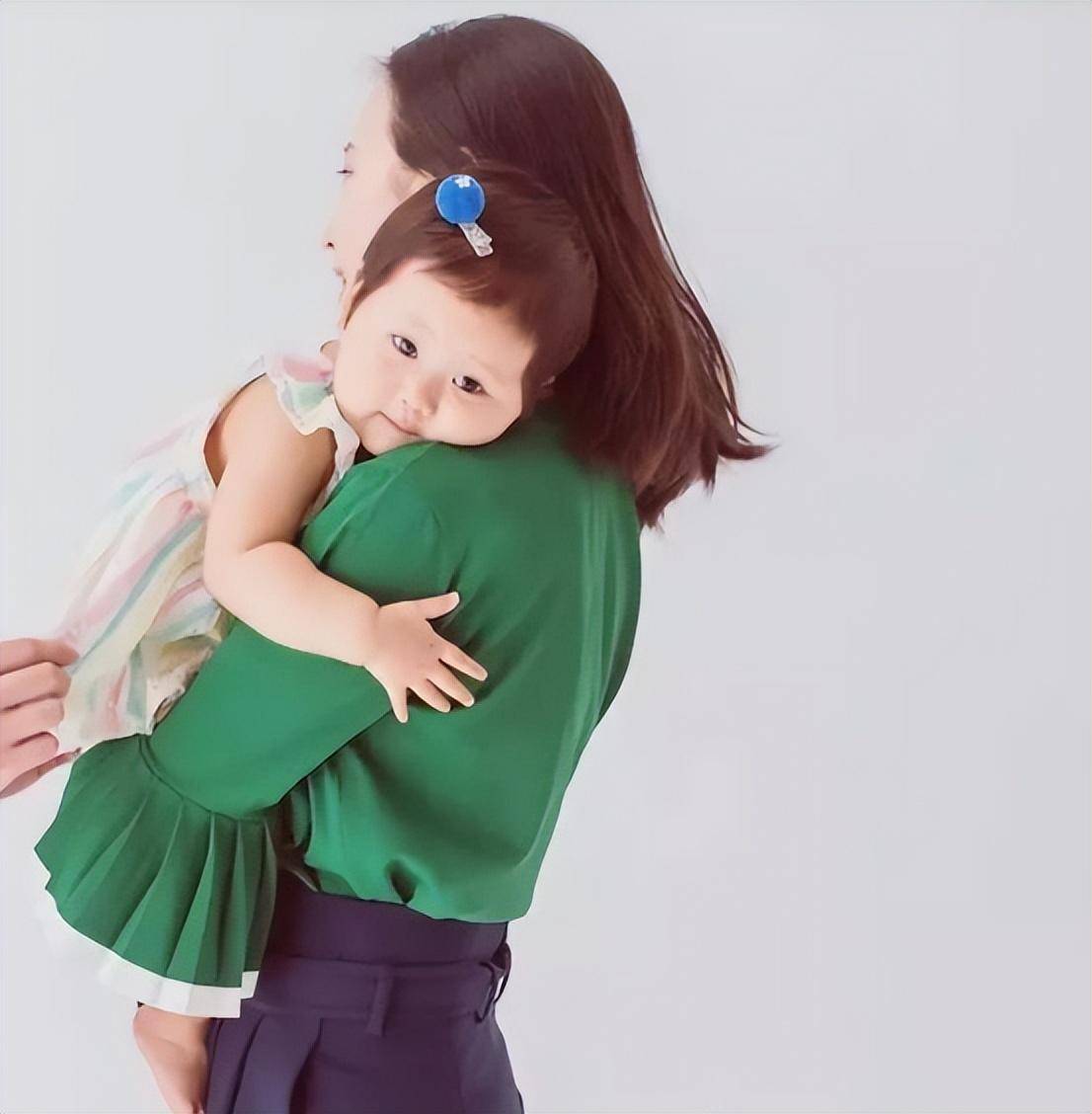 央视著名主播胡悦鑫:出道即王炸,现在婚姻成谜_实习_工作_播音