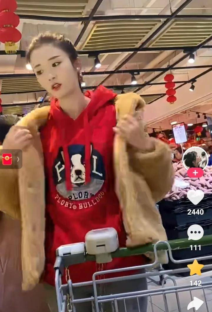 车模李凉凉逛超市照片曝光:脸有点显老像30多岁