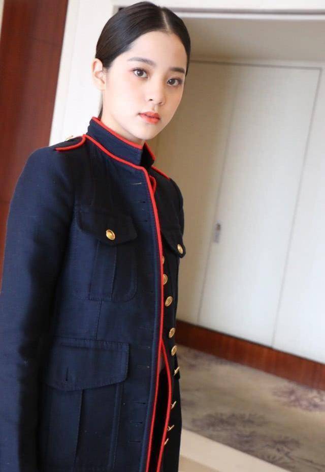 有一种时尚过猛叫欧阳娜娜,"制服" 照没来得及p图,腿白得反光_样子