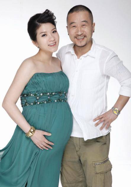 当然李彧也知道自己是个不称职的丈夫,陈燕琳怀孕八个月,他就陪着去