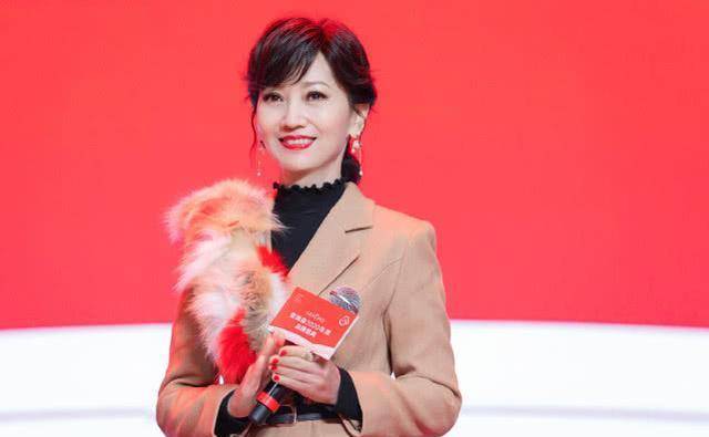 赵雅芝穿西装裙不够,还要配一条皮草,优雅贵气的造型就出来了!