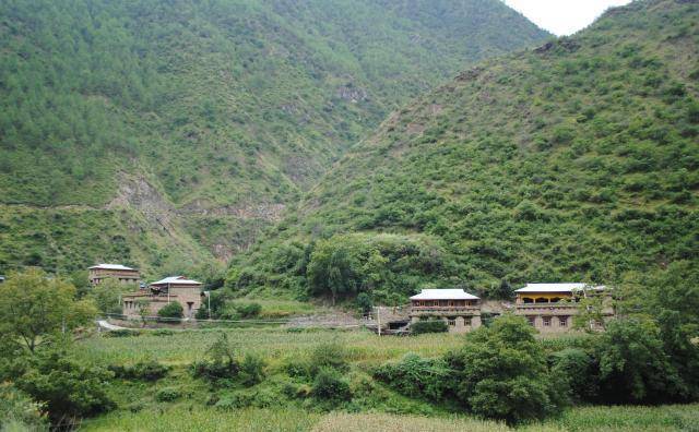 四川甘孜小山村的藏地风光