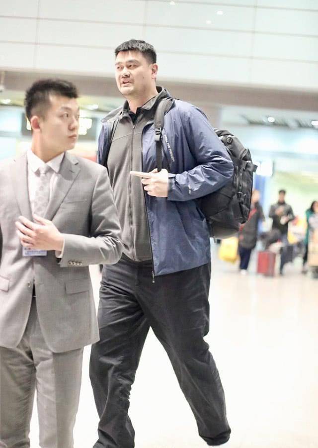 姚明一身休闲装走机场,背包太小变单肩包,反差萌引人注目_身高_身材