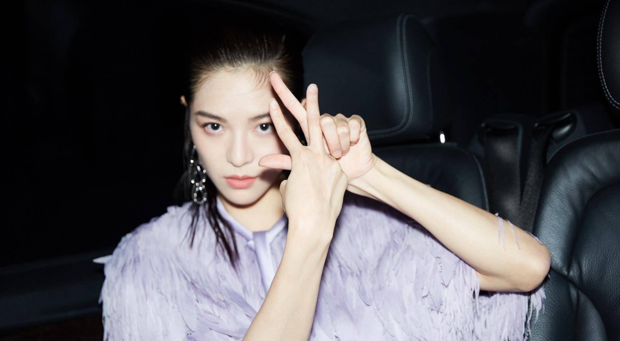 钟楚曦回应,在《跑男》里为什么要撕baby?为什么要嚼口香糖?