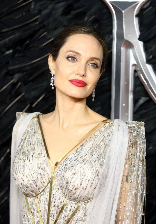 朱莉身披"钻石"斗篷霸气现身,仙女教母没做成,反显肤色暗黄