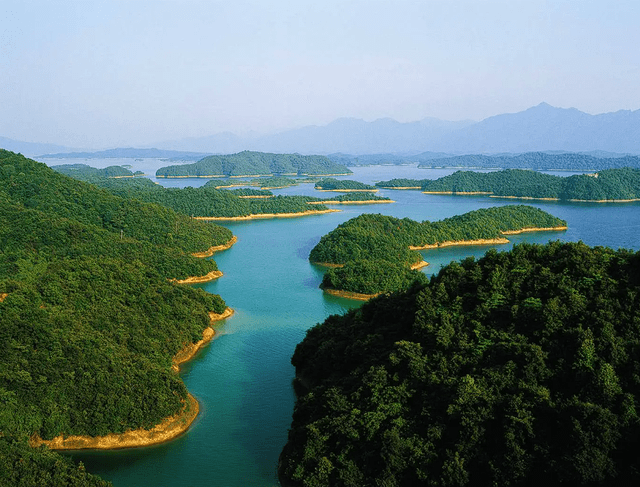 江西雨水丰沛,水资源丰富,有着众多的河流湖泊_旅游_水域_面积