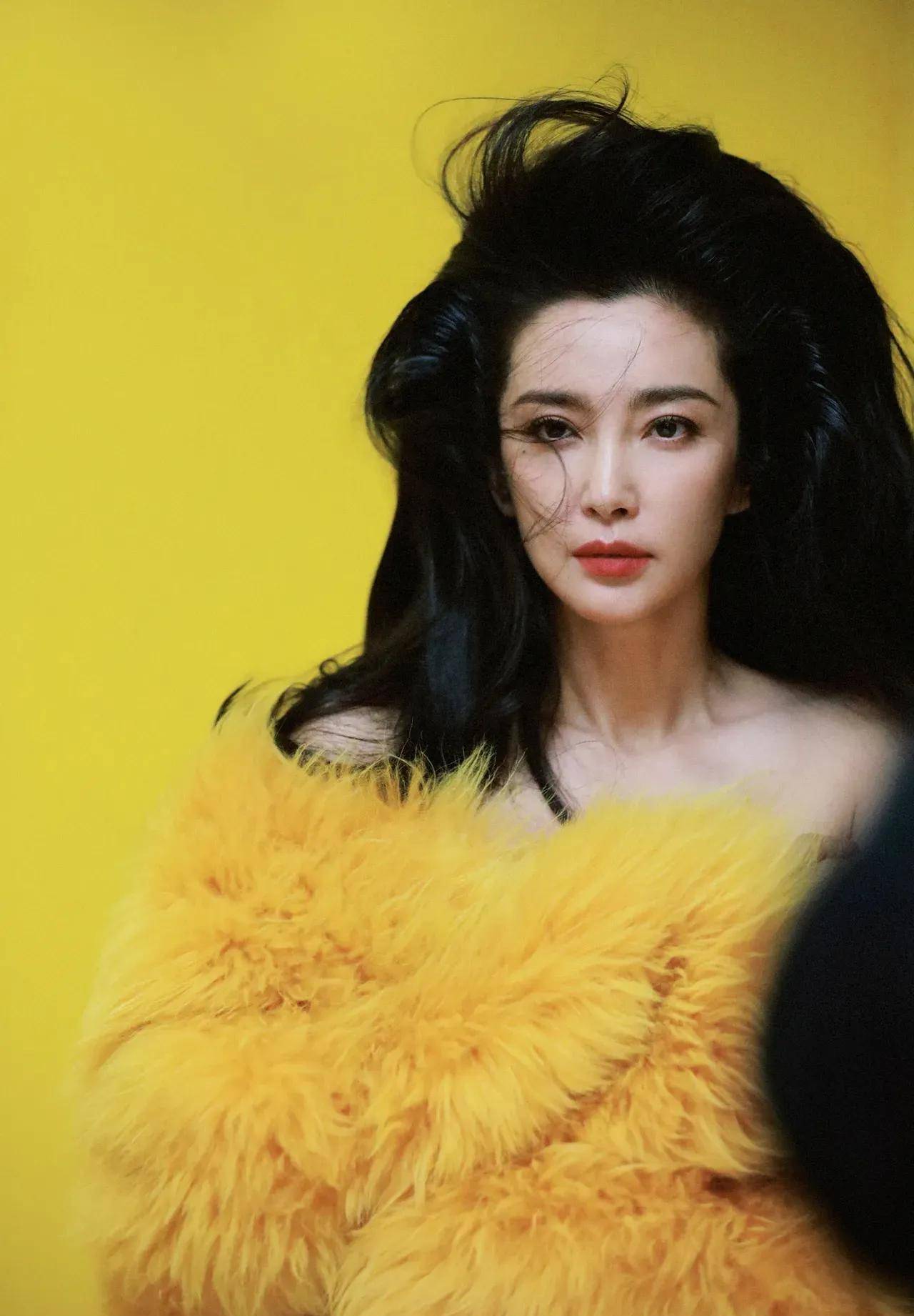 李冰冰嘉人开年刊封面大片,穿黑丝性感迷人,红裙美艳霸气.