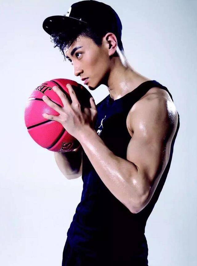 知道他是肌肉型男,影帝,没想到还有如此柔软的一面,更爱了!