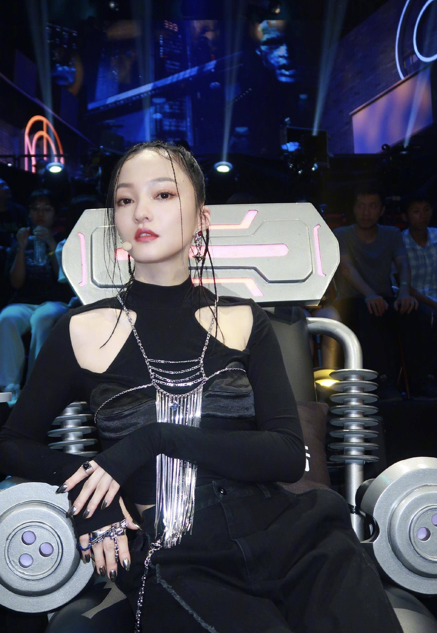 张韶涵久违现身机场,白色露脐毛衣配紧身裤,身材纤瘦苗条