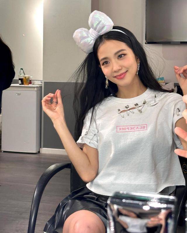 新浪娱乐讯 blackpink成员金智秀在社交平台分享演唱