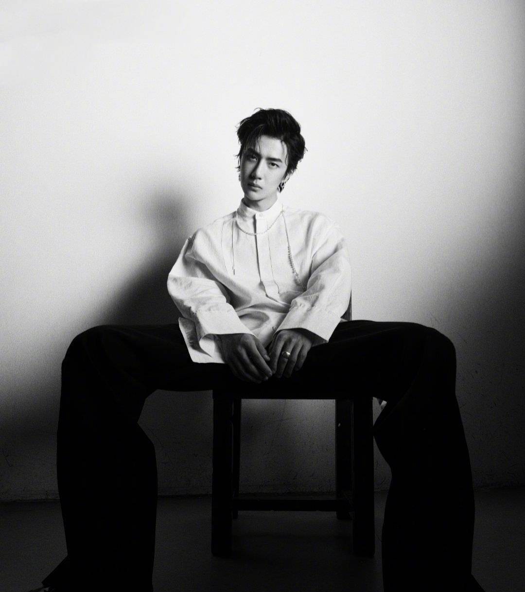 王一博《嘉人》杂志再次挑战女装,解锁面纱风格,销售额破1200万_造型