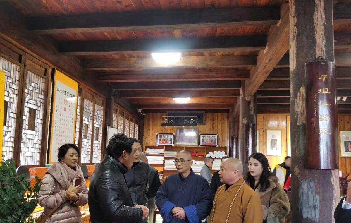 朱时茂在九华山祈福的过程中,平坦寺的主持法师全程陪同,为他讲解介绍