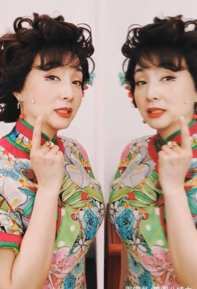 小陶虹穿花旗袍造型变"包租婆",与徐峥捞金越来越嫩_剧中_女神_电影