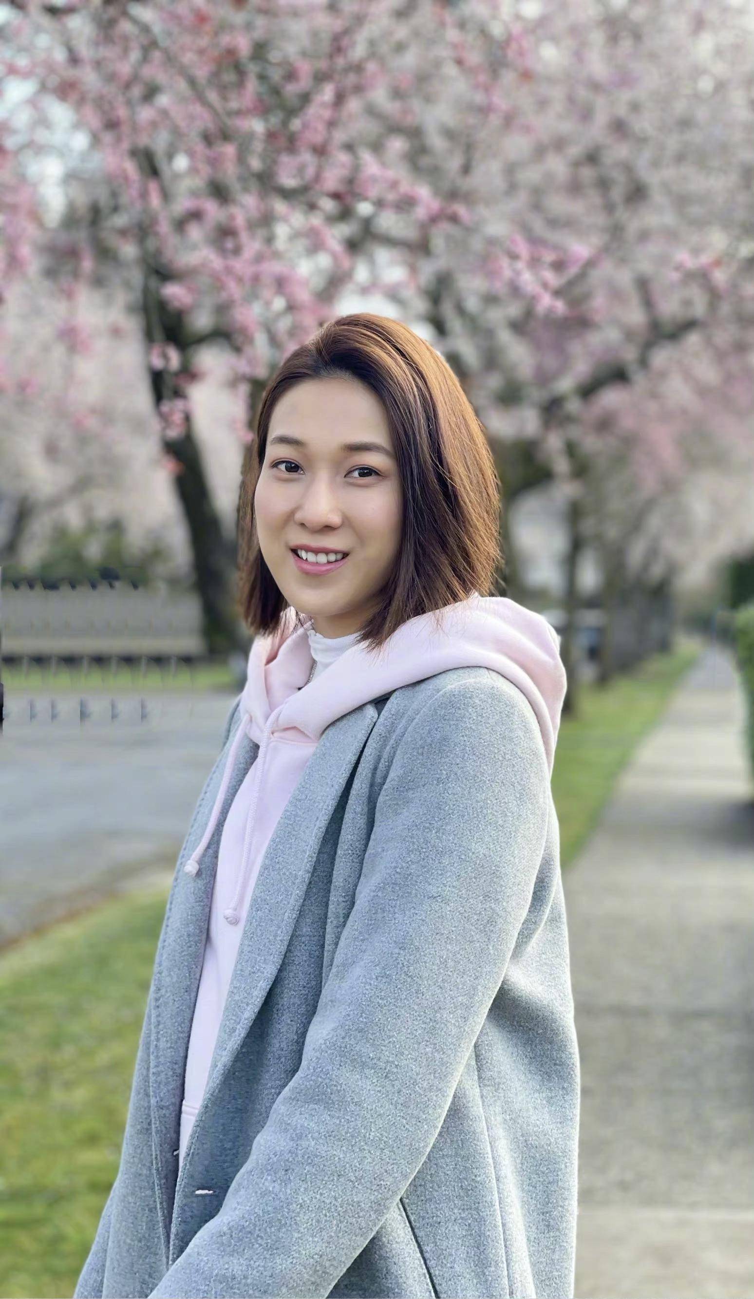 tvb花旦钟嘉欣久违露面,粉色卫衣波波头似发福,笑容温暖_肤色_颜色