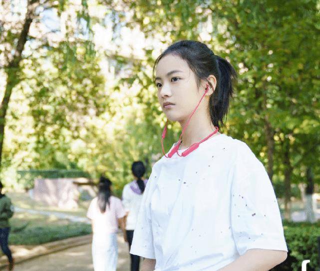 而刘家祎在剧中则是饰演的林磊,虽然也是一个学霸