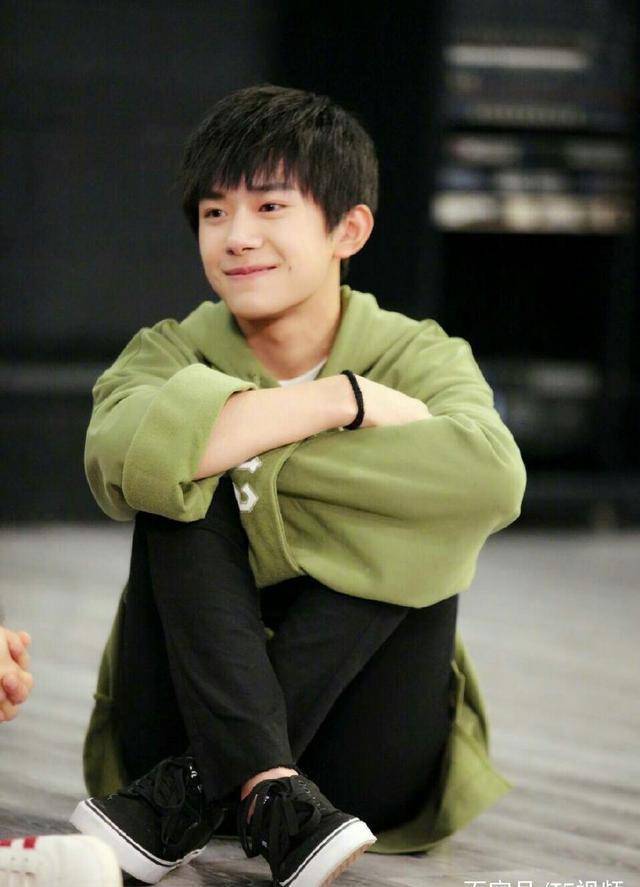 看易烊千玺如何用别针解锁穿衣新时尚_网友_裤腿_大佬