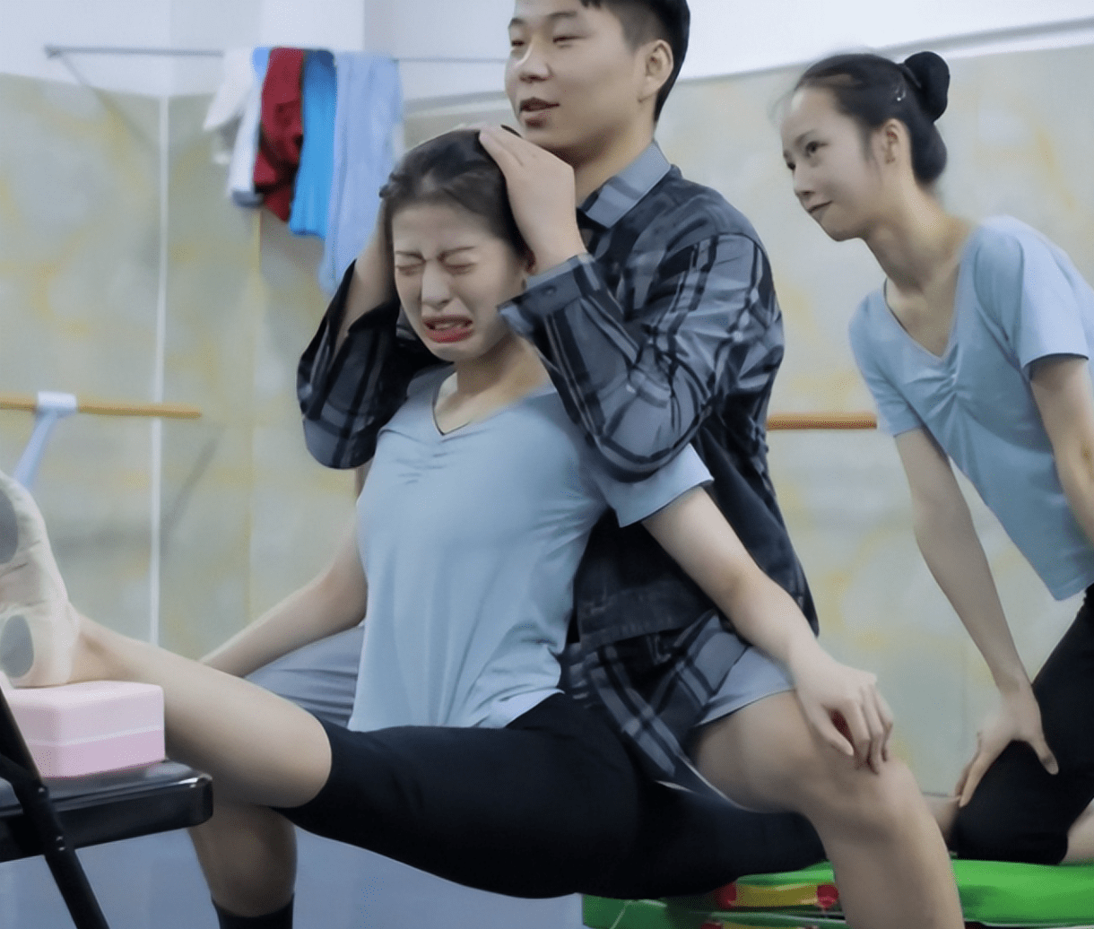 男老师帮女生"撕腿"照片走红,网友看后感觉不适,家长不以为然_训练