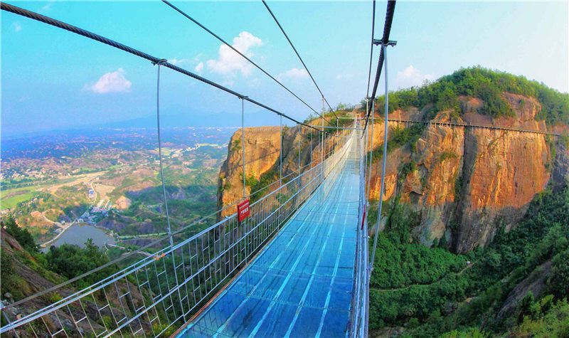百里丹霞外,玻璃桥是石牛寨的一大特色标志,石牛寨凤凰谷峡谷两端是