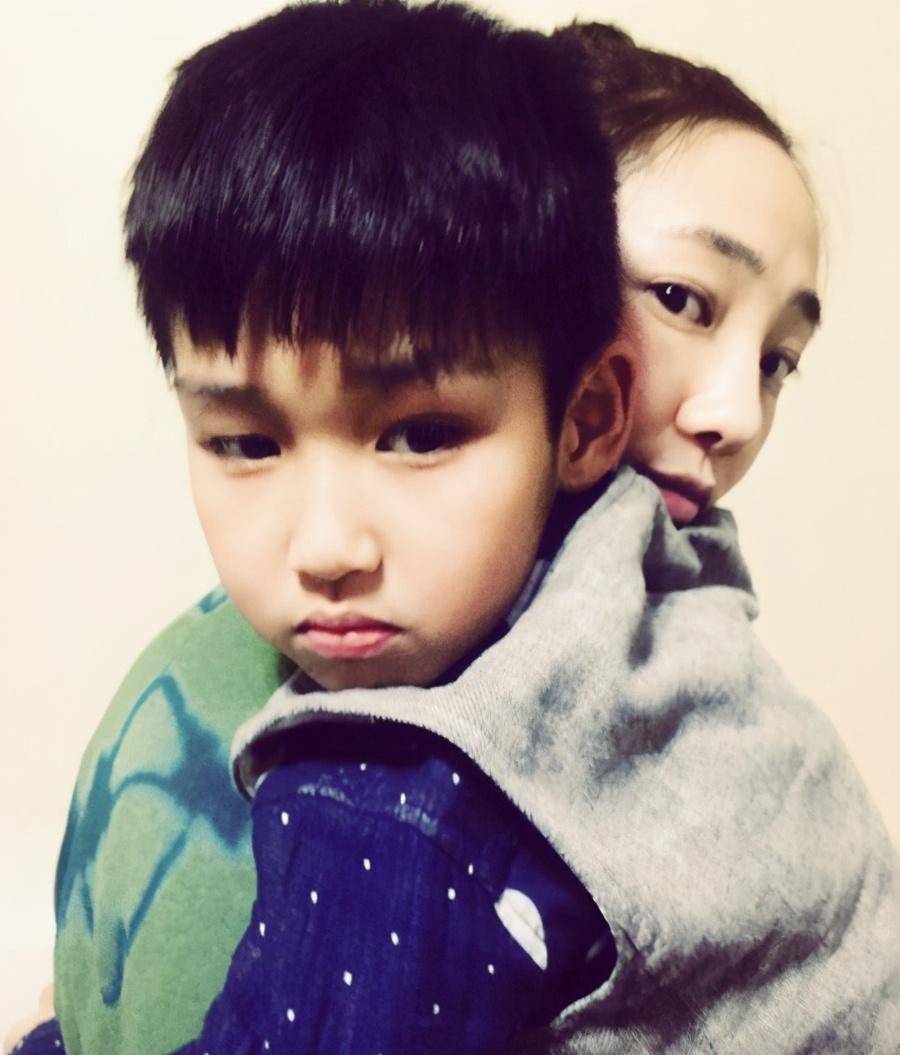 张柏芝晒近况,13岁lucas身高近一米七,气质神似谢霆锋_王菲_妈妈_时候