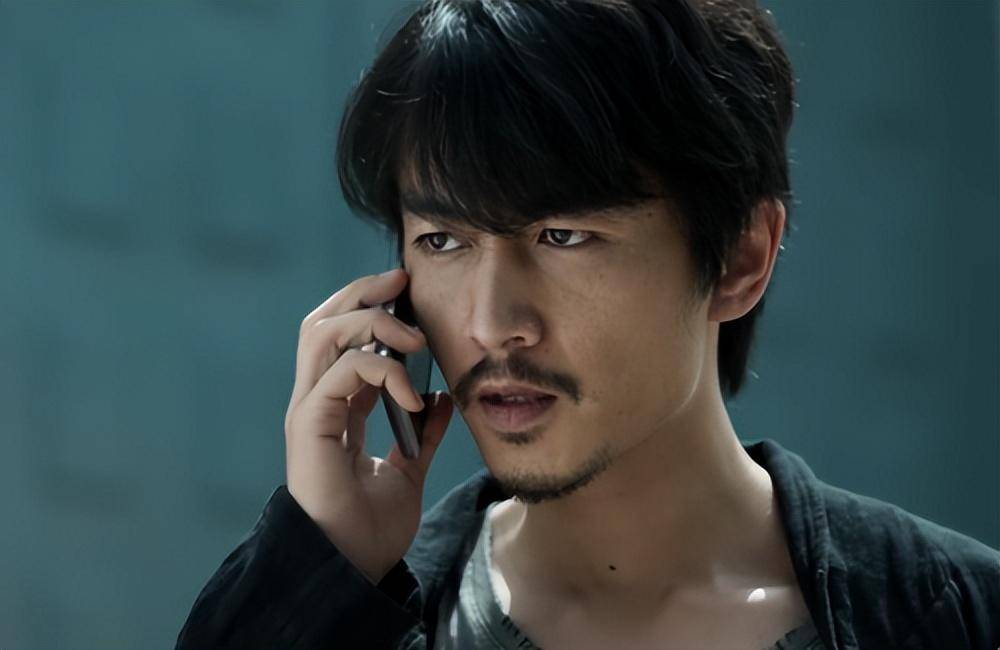 演技再次提高到了另一个高度,而他也为了这个角色疯狂瘦身,阴鸷的眼神