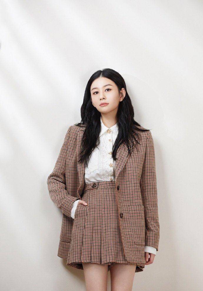 沈月20岁生日派对华丽奢靡,邱淑贞盛装出席美貌依旧,母女俩超像_女儿