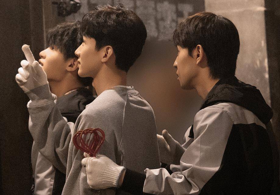 白敬亭录《密逃3》,与邓伦对比明显,继鞋被踩后衣服也保不住了_密室