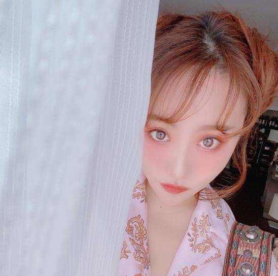 沈腾姐姐的蛇精脸太夸张,46岁仍在扮少女,还叫沈腾叔叔_沈娜_形象